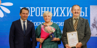 В преддверии Дня семьи, любви и верности губернатор Андрей Чибис вручил награды многодетным северянам и парам, которые прожили в браке многие годы. Среди награжденных есть семьи и из Кольского округа! - Кольский район