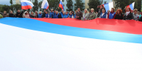 Масштабным флешмобом коляне отпраздновали День флага, развернув в центре города триколор площадью 84 квадратных метров! - Кольский район